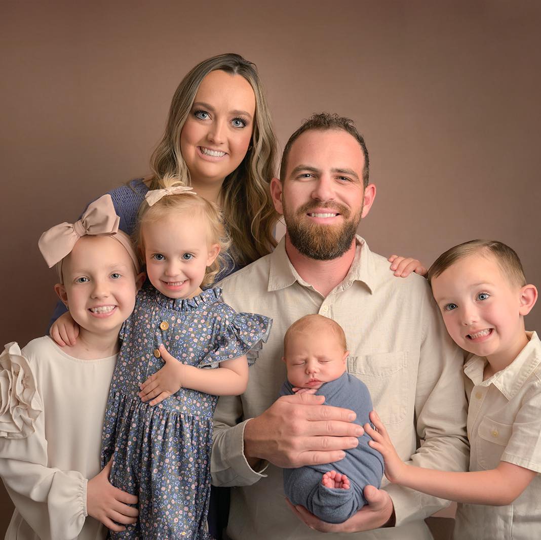 Rally Kid Brielle posing for a family picture with her three siblings and her mom and dad