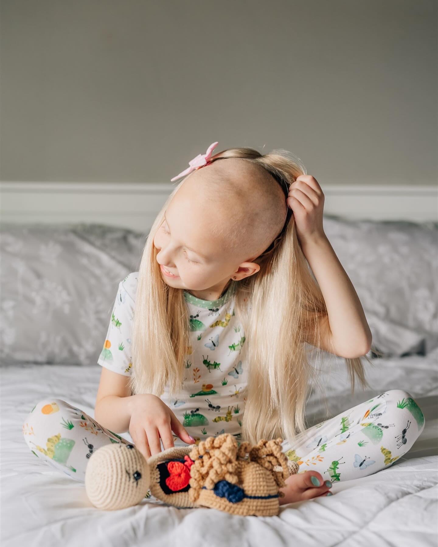 Rally Kid Brielle taking off her blonde wig